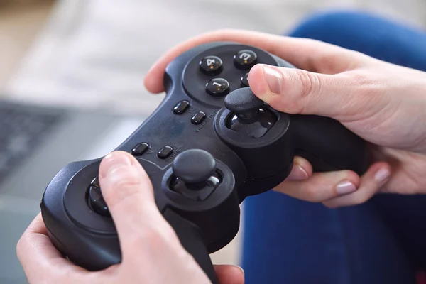 Homem Segurando Controladores Joystick Enquanto Joga Jogos Vídeo Casa — Fotografia de Stock