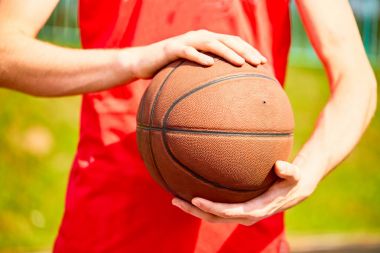 basketbol topu, yakın çekim tutan adam 