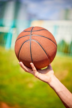 basketbol topu, yakın çekim tutan adam 