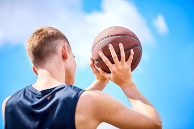 açık basketbol oynarken topu tutan adam