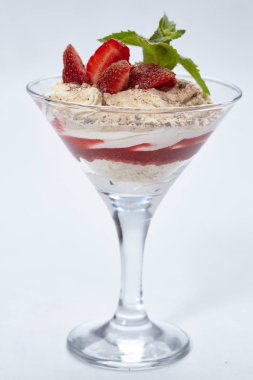 Beyaz arka plan üzerinde izole tatlı berry tatlı yakın çekim 