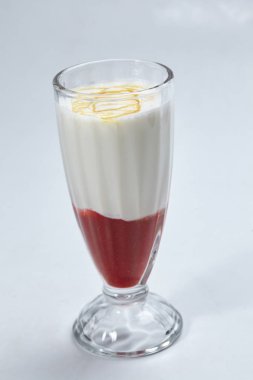 Beyaz arka plan üzerinde izole tatlı berry tatlı yakın çekim 