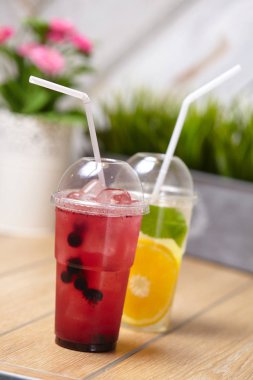 Ahşap masa taze lezzetli yaz içecekler