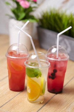 Ahşap masa taze lezzetli yaz içecekler