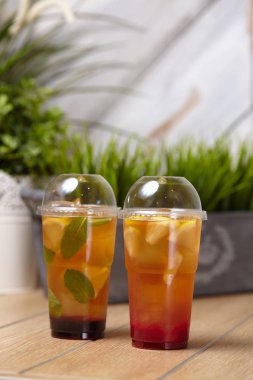 Ahşap masa taze lezzetli yaz içecekler