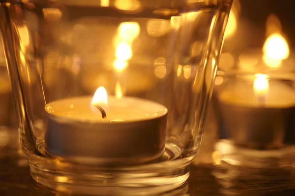 暗い背景に装飾的な蝋燭ライト — ストック写真