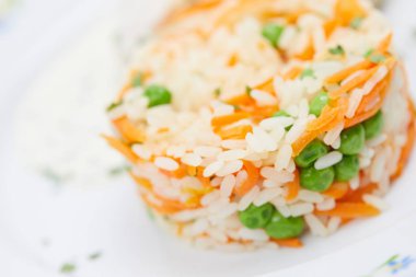 pirinç beyaz tabakta sebze ile yakın çekim 