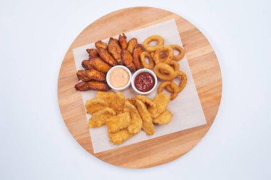 etli meze ahşap kesme tahtası üzerinde 