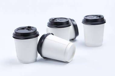 Beyaz arka plan üzerinde izole kahve