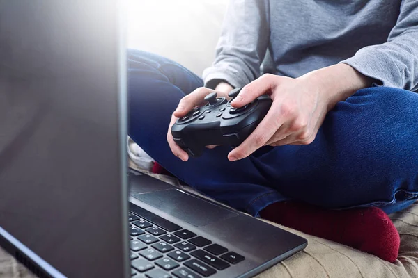 Hombre Sosteniendo Controladores Joystick Mientras Juega Videojuegos Casa —  Fotos de Stock