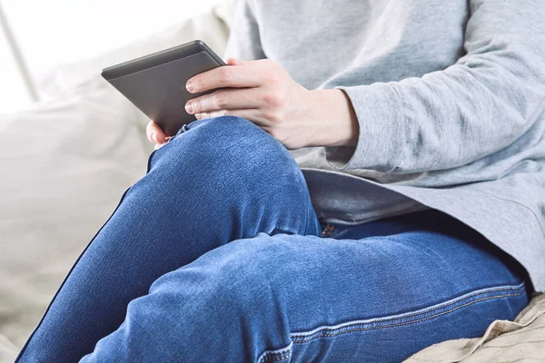 E-kitap dijital tablet cihaza okuma adam