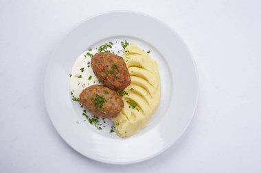 patates pirzola beyaz tabakta ile yakın çekim 