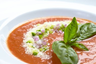 domates çorbası beyaz kase, yakın çekim 