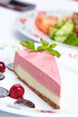 Beyaz tabakta lezzetli peynirli kek yakın çekim 