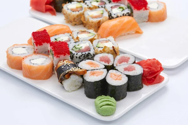 Platos Con Conjuntos Sushi Aislados Sobre Fondo Blanco — Foto de Stock