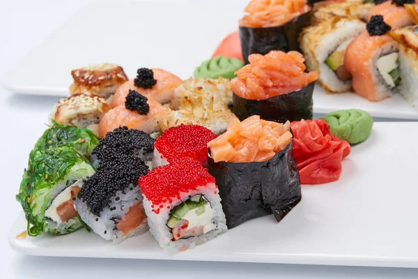 Platos Con Conjuntos Sushi Aislados Sobre Fondo Blanco — Foto de Stock