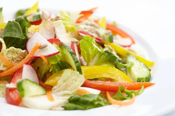 Frisse Salade Witte Plaat Close — Stockfoto