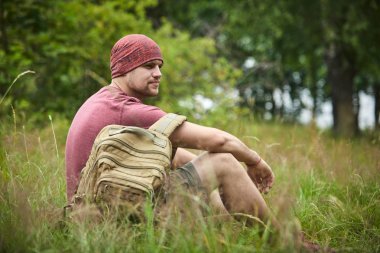 Gezgin yaz çayır üzerinde 