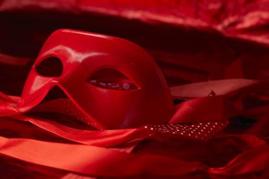 karnaval kırmızı maske koyu arka plan üzerinde tatil için 