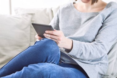 kadın dijital tablet cihaza bir e-kitap okuma