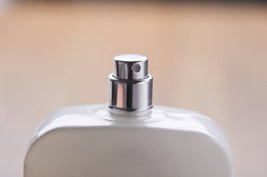 kozmetik şişe parfüm bej renkli arka plan üzerinde 