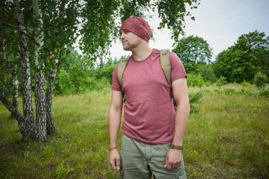 Gezgin yaz çayır üzerinde 