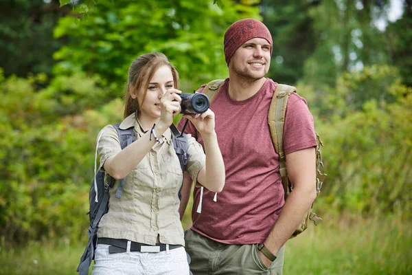 Zwei Reisende Mit Kamera Bei Sonnigem Wetter Wald Unterwegs — Stockfoto