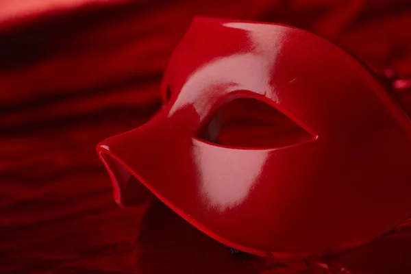 Carnaval Rode Masker Voor Vakantie Donkere Achtergrond — Stockfoto