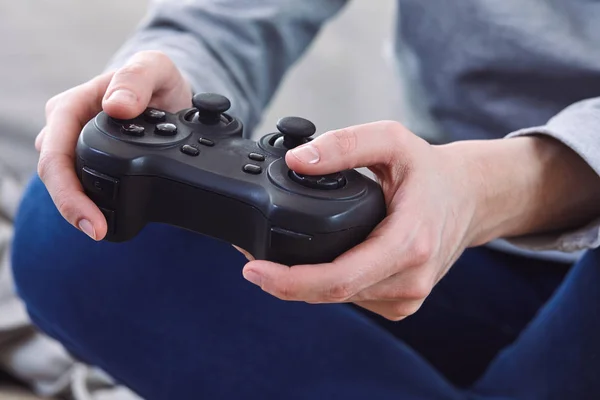 Homem Segurando Controladores Joystick Enquanto Joga Jogos Vídeo Casa — Fotografia de Stock