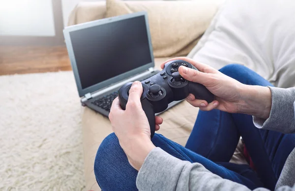 Homem Segurando Controladores Joystick Enquanto Joga Jogos Vídeo Casa — Fotografia de Stock