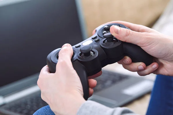 Homem Segurando Controladores Joystick Enquanto Joga Jogos Vídeo Casa — Fotografia de Stock