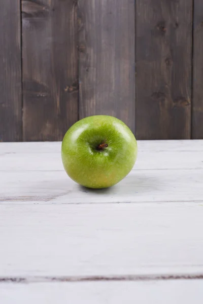 Grönt Äpple Trä Bakgrund Närbild — Stockfoto