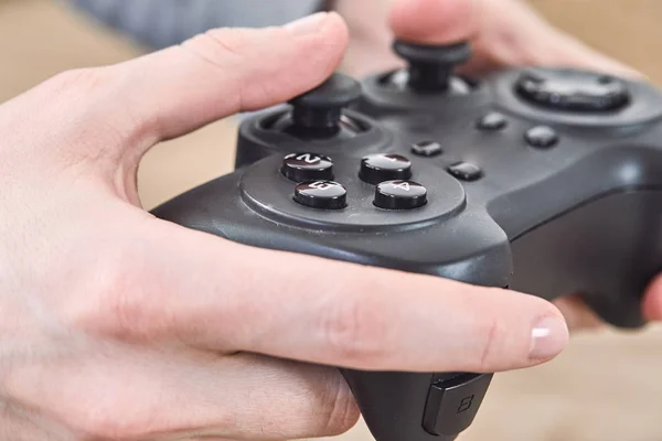 Mężczyznę Trzymającego Joysticki Podczas Grania Gry Wideo Domu — Zdjęcie stockowe