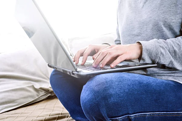 Manos Masculinas Escribiendo Ordenador Portátil Primer Plano — Foto de Stock