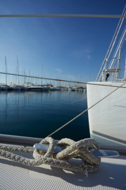 Yat halatı düğümlenmiş, yakın plan. 