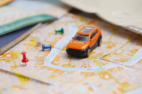 Pequeno Carro Brinquedo Com Pinos Mapa Conceito Viagem — Fotografia de Stock