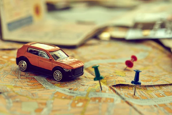 Pequeno Carro Brinquedo Com Pinos Mapa Conceito Viagem — Fotografia de Stock