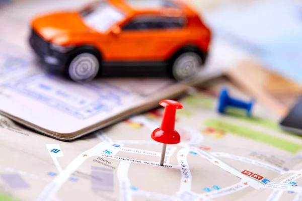 旅行の概念マップ上のピンと小さなおもちゃの車 — ストック写真