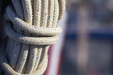 Yat halatı düğümlenmiş, yakın plan. 