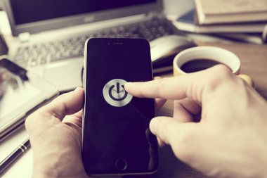 iş kavramı ile modern smartphone ofiste holding erkek eller