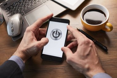 iş kavramı ile modern smartphone ofiste holding erkek eller