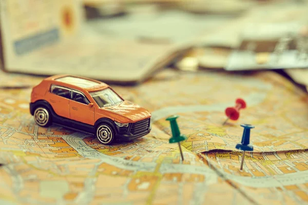 Pequeno Carro Brinquedo Com Pinos Mapa Conceito Viagem — Fotografia de Stock