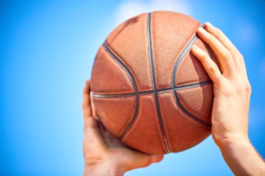basketbol topu, yakın çekim tutan adam 