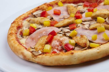 Beyaz tabakta lezzetli pizza yakın çekim 