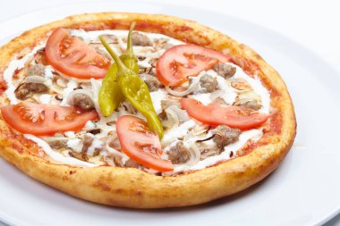Beyaz tabakta lezzetli pizza yakın çekim 