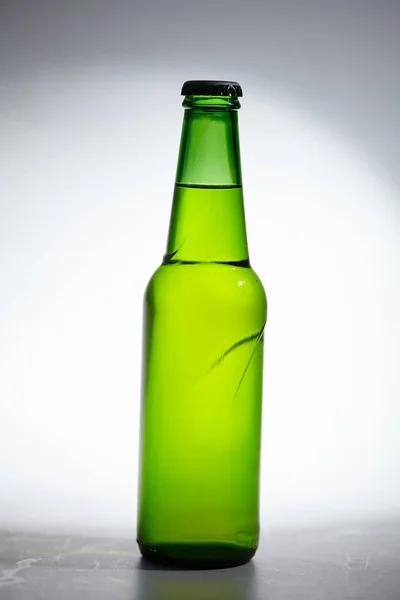 पृष्ठभूमि पर बीयर बोतल — स्टॉक फ़ोटो, इमेज