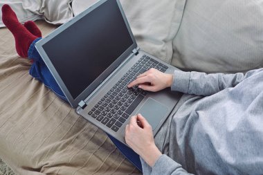 Erkek el dizüstü bilgisayarda yazarak yakın çekim  