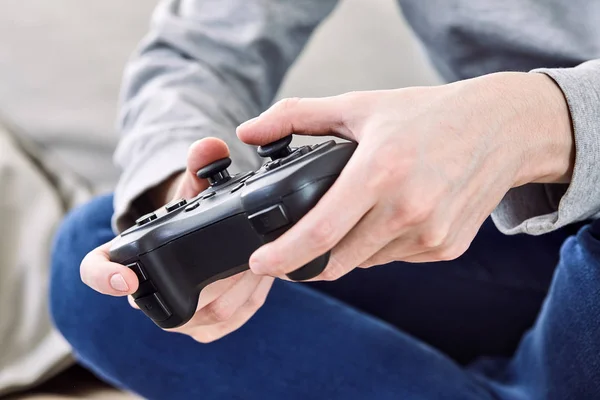 Homem Segurando Controladores Joystick Enquanto Joga Jogos Vídeo Casa — Fotografia de Stock