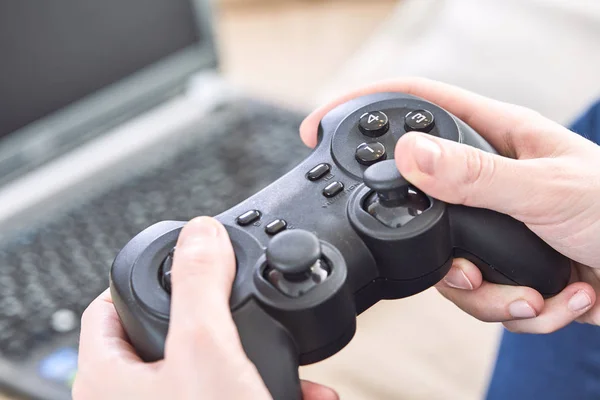 Homem Segurando Controladores Joystick Enquanto Joga Jogos Vídeo Casa — Fotografia de Stock