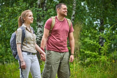 ormanda yürüyüş güneşli gün iki gezginler 